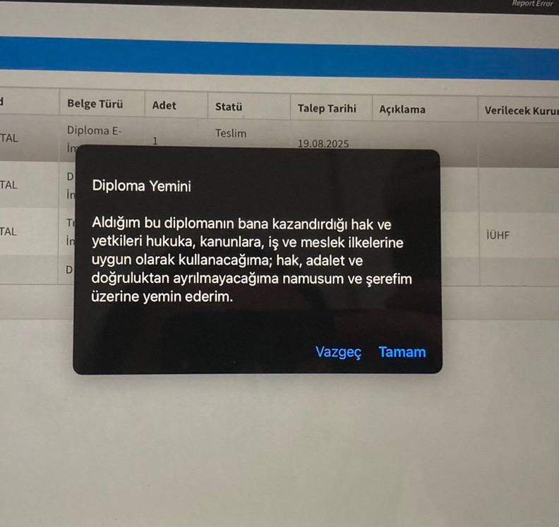Bu da oldu!

Bir dönem tören alanında topluca edilen hukuk yemini, İstanbul Üniversitesi’nde artık "tek tuşla" tamamlanıyor. E-diploma sistemine geçen fakülte, mezunları namus ve şeref üzerine ekran başında yemin ettirerek tarihe geçti.