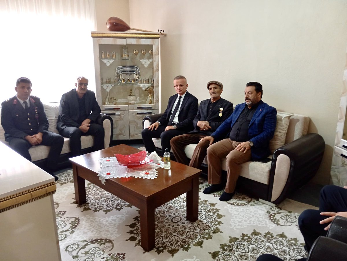 📌Kaymakamımız Sn. Erkan MİNUZ, 19 Eylül Gaziler Günü vesilesiyle İlçemiz Buzhane Mahallesinde ikamet eden Kıbrıs Gazimiz Ahmet YÖRÜK’ü evinde ziyaret etti.