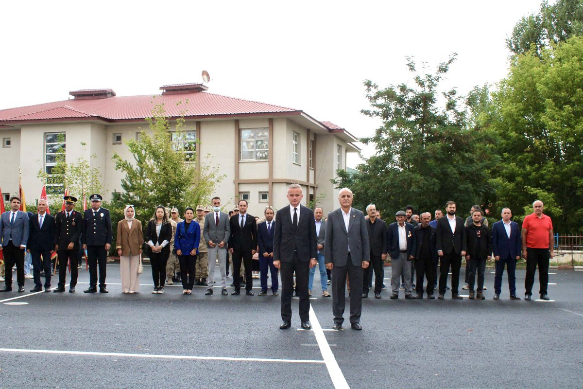 🇹🇷İlçemizde 19 Eylül Gaziler Günü Münasebetiyle çelenk sunma töreni düzenlendi. 

📌Osman Gazi Ortaokulu Bahçesinde düzenlenen törene; Kaymakamımız Sn. Erkan MİNUZ, Belediye Başkanı Sn. İsmet ASLAN ve ilçe protokolü katıldı.