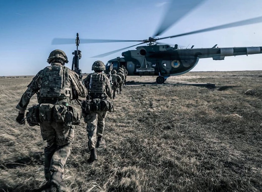 armycmc's tweet image. ✈️🪂 Airborne = Combined Arms 🪂✈️
Airborne forces aren’t just paratroopers dropping in from the sky — they’re a key part of Combined Arms Manoeuvre. Their job? To bring speed, reach, and surprise, striking deep to seize ground and disrupt the enemy!
#CMC #Airborne #BritishArmy