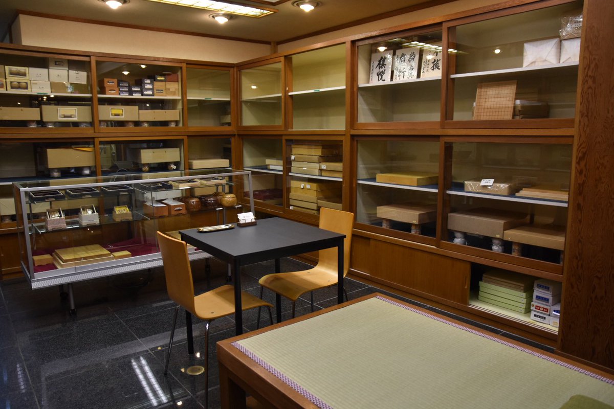 どうぶつしょうぎの相方、北尾さんが老舗の碁盤店を引き継ぎ、新たに「こまどや」としてスタートすることになりました。四谷のねこまどのほぼ真向かいです。将棋盤や駒がキラキラしていて、ワクワクする店になりつつあります！私もスタッフとして毎週金曜日を担当しますのでよろしくです<a href="/komadoyashop/">こまどや</a>