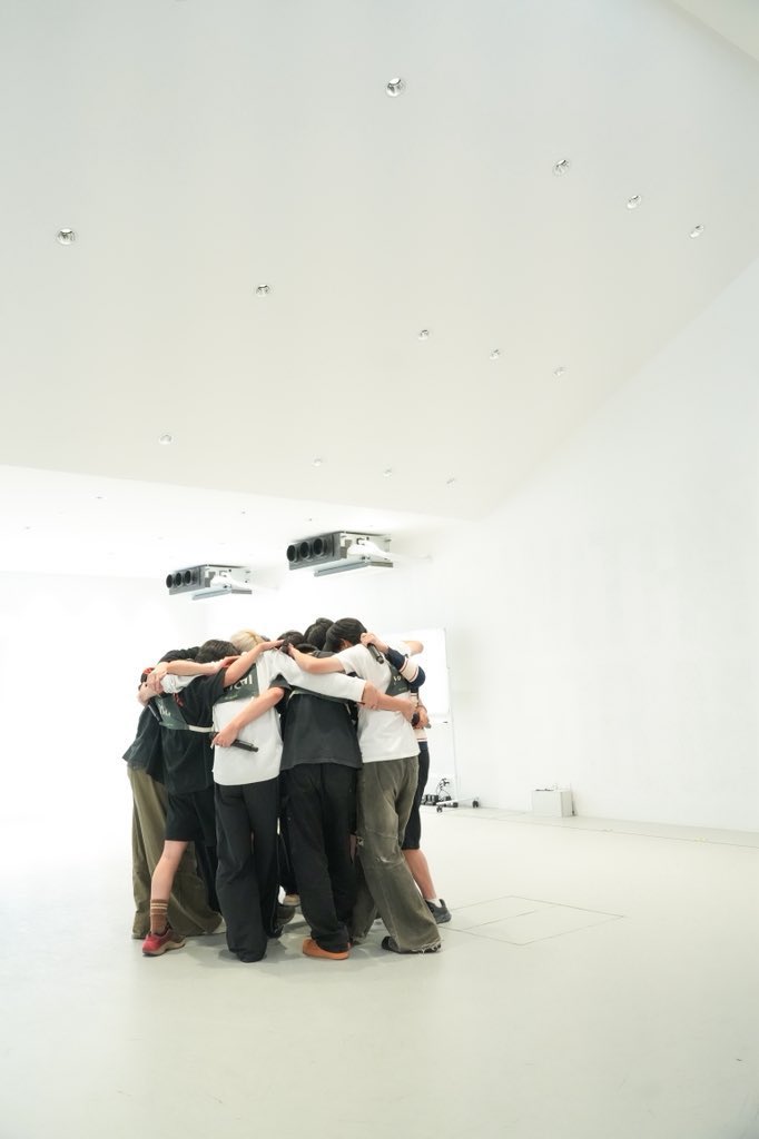 まずはデビューしたSTARGLOW⭐️
ルイ タイキ カノン ゴイチ アダム
おめでとう✨👏😭
そして、
ケイ ユウタ タイチ ライキ カンタ
お疲れ様でした‼️次のデビューに向けてまた頑張って👍

#THELASTPIEACE