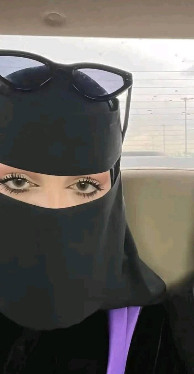 وقـت المشاكـل عنـدي لسانيـن وسبـع لغــات 🙄
ووقـت الغـزل والكـلام الحـلو حتـى لغـتي 
العربية انسـاهـا  ليش 🥴🚶‍♀️مساء الورد 🌹