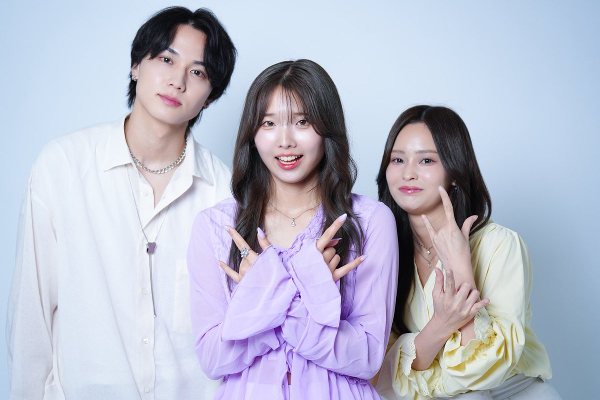 表紙モデルのオフショット📸

誌面とはちょっぴり違う3人の仲良しオフショット💜💛🤍

笑顔で過ごしつつも、カメラが回れば一瞬で表情に切りかえできる3人…！！
さすがでした✨

#BLOOMOON #オフショット #表紙モデル #月顔