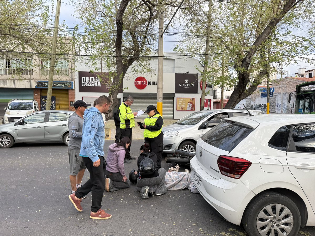 Accidente entre una moto y dos autos en Perú entre Suipacha y Maza. Todavía no llega la ambulancia hace rato que la están aguardando. <a href="/LVDiez/">LVDiez</a>