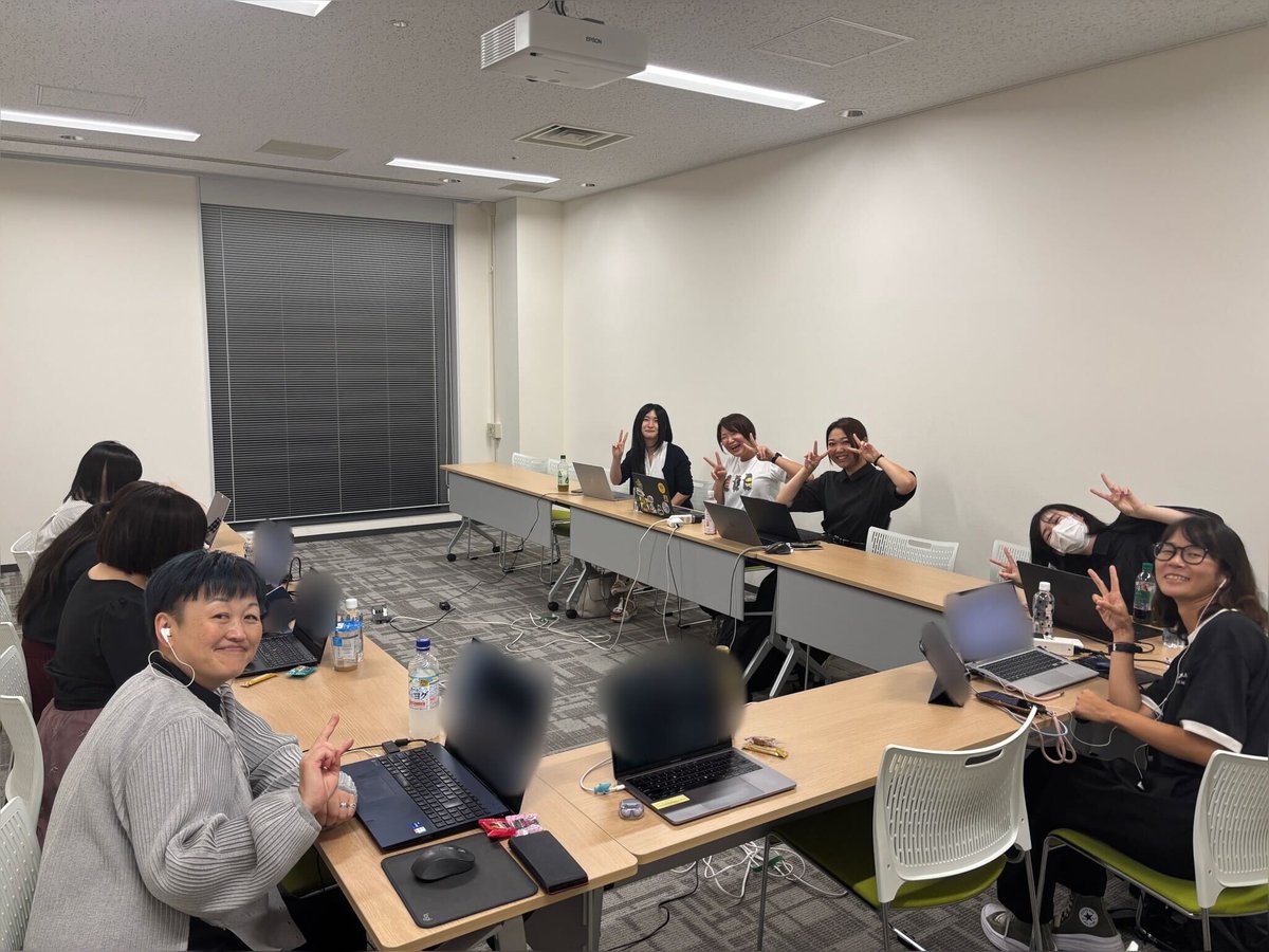 ctf4g's tweet image. -✂️-運営ひとこま-✂️-
ワークショップ開催時は、メンバー各々がやりたい役割を相談しながら運営をしています👩‍💻
今日はオンライン開催ですが一部メンバーは会議室に集まって相談しながら進行をしています。先日新しく入ってくださった運営メンバーも見学に来てくれました✨ #ctf4g