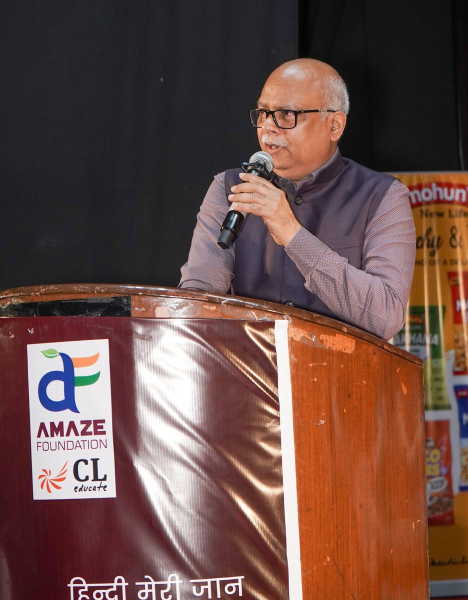 AmazeFoundation's tweet photo. "हिन्दी मेरी जान"- कवि सम्मेलन एवं मुशायरा

प्रताप सोमवंशी, फ़य्याज़ फ़ारुक़ी, आलोक अविरल, शाहिद अंजुम काव्य पाठ करते हुए। 

#HindiDiwas #Hindi_Meri_Jaan https://t.co/13GXppuCs6