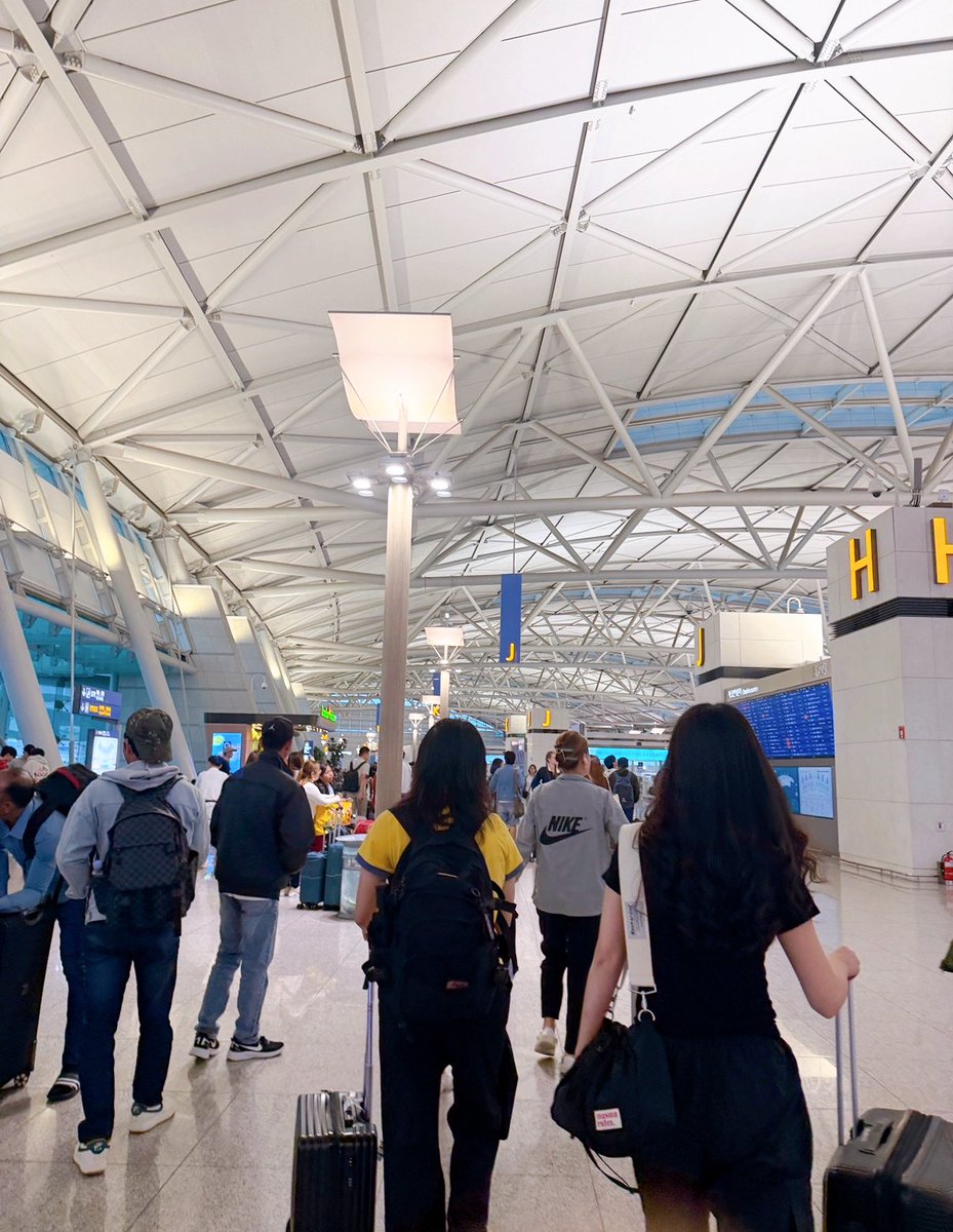 韓国ストライキについて⚠️
①今日ストライキ初日だったので、いつもなら3時間前に空港に行きますが4時間前に行きました🚌朝6時でもバス8割は乗ってたし皆ちょっと早く着くように行動してた気がします🏃‍♂️💨
② 4時間前に着いても荷物預けるのに30分かかったので3時間前には着いてた方がいいかも😇みんな早めに荷物預けてた。
③フードコートは混んでる🍴🍚
④特に飛行機が遅延するとかなく無事飛んだからそんな心配しなくて良い👍めちゃくちゃ混んでてやばい！とかはなかったです🙂
※仁川空港第一ターミナルの今日の情報なので、第二ターミナルは分かりません。