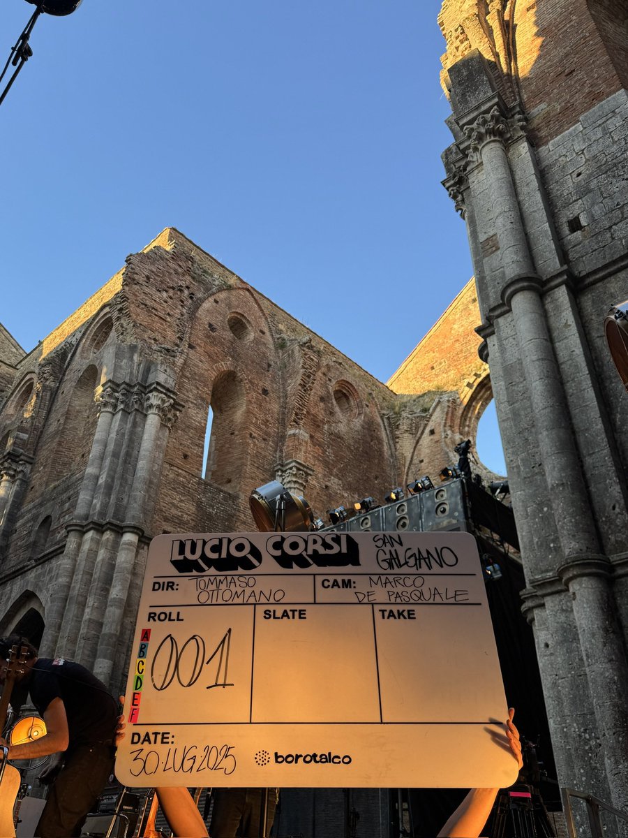 “La Chitarra Nella Roccia” è il concerto di <a href="/luciocorsi/">Lucio Corsi</a> che abbiamo registrato lo scorso 30 luglio all’Abbazia di San Galgano. Un live interamente catturato dai microfoni e da cineprese in pellicola, oggi diventato un film. Diretto da Tommaso Ottomano e interpretato da Lucio con