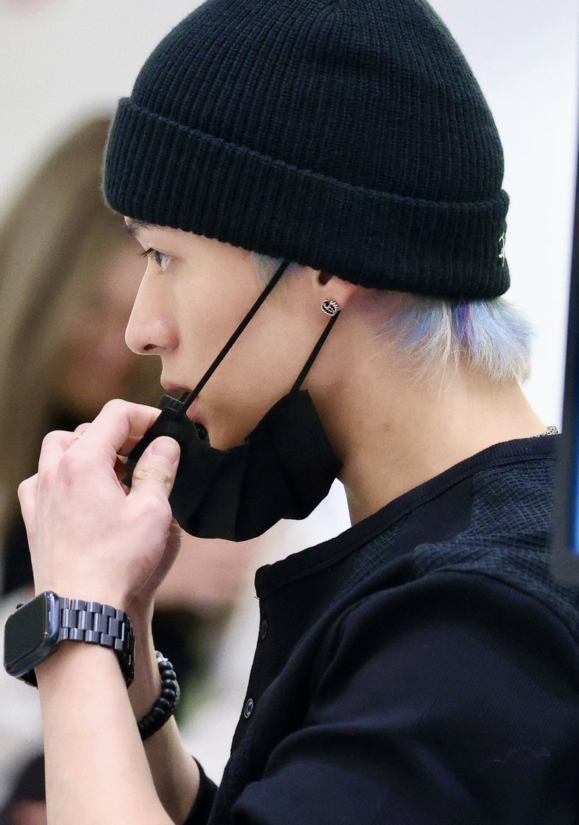 LEE KNOW HAIR IS MULTI COLOURED ?!!!