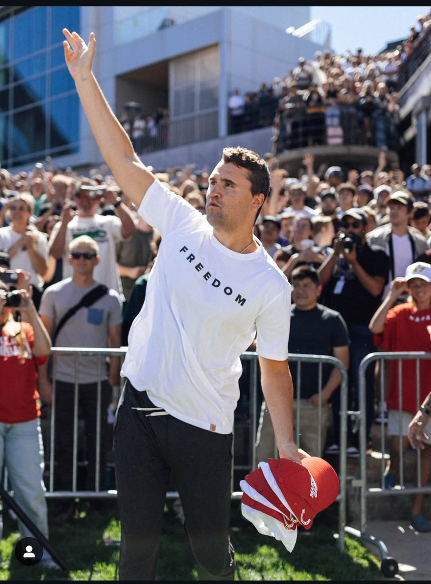 voidbeste's tweet image. Ich wollte auf keinen Hype-Train steigen. Jetzt ist etwas Zeit vergangen. Charlie Kirk hatte sicher seine Fehler (Thema Abtreibung), aber er ist zu jedem Gespräch bereit gewesen. Egal ob er sich lustig gemacht hat oder ihnen Recht gab. Der Wille zählte. (1/x)