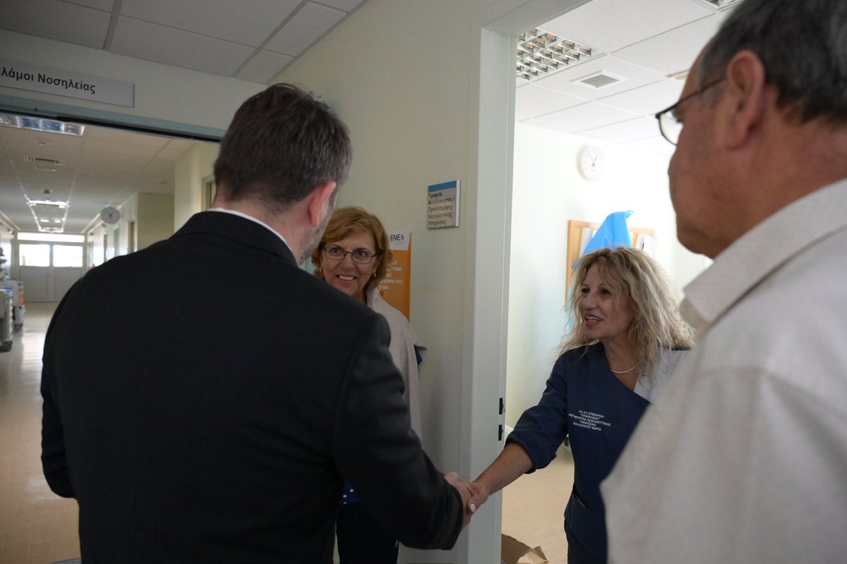 androulakisnick's tweet photo. Μεταφέρουμε το σχέδιο μας για μια Ελλάδα για όλους σε όλες τις γωνιές της πατρίδας μας. 

Σήμερα στα Κύθηρα, στη πρώτη μας περιοδεία μετά την ανακοίνωση του προγράμματος μας στη ΔΕΘ, συναντήθηκα με ιατρούς και νοσηλευτικό προσωπικό στο νοσοκομείο Κυθήρων. Η υποστελέχωση είναι και εδώ η μεγάλη πληγή.

Είμαστε αποφασισμένοι να ανατάξουμε τη δημόσια υγεία. Δεν συμβιβαζόμαστε με μια κοινωνία ανισοτήτων που έχει φτάσει να πληρώνει τις υψηλότερες ιδιωτικές δαπάνες υγείας πανευρωπαϊκά.

Ούτε συμβιβαζόμαστε με μια περιφέρεια που ερημώνει γιατί οι υπηρεσίες του κράτους είναι απούσες και οι ευκαιρίες για ανάπτυξη, εργασία και πρόοδο είναι ελάχιστες.