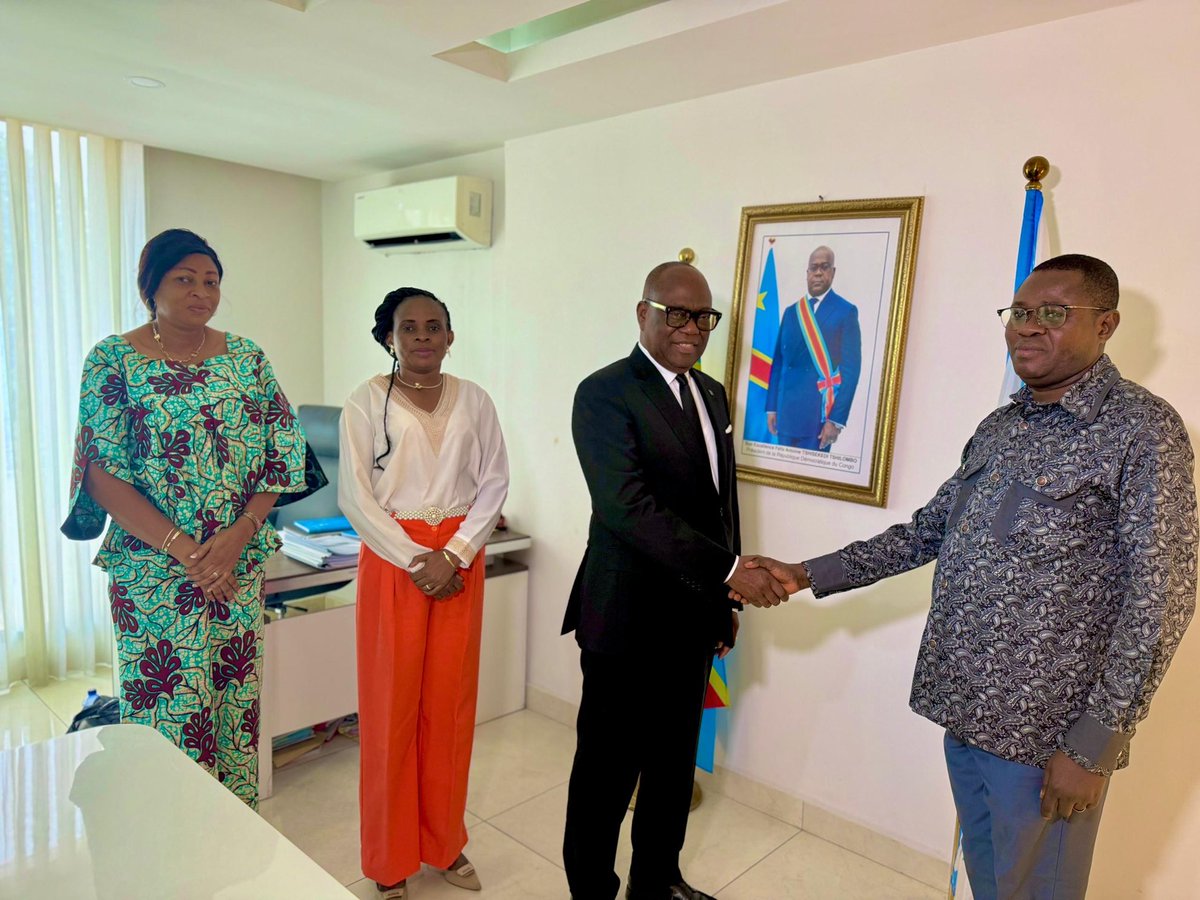 Au triple titre de Notable du Kwilu, de Député National Double Brassard du Kwilu, de PCA de la RVA-SA, j’ai reçu avec grand plaisir ce matin à mon bureau le président de l’Assemblee provinciale du Kwilu, Claude Kumpel Mpasi, venu m’exposer les problèmes de ma province le Kwilu.