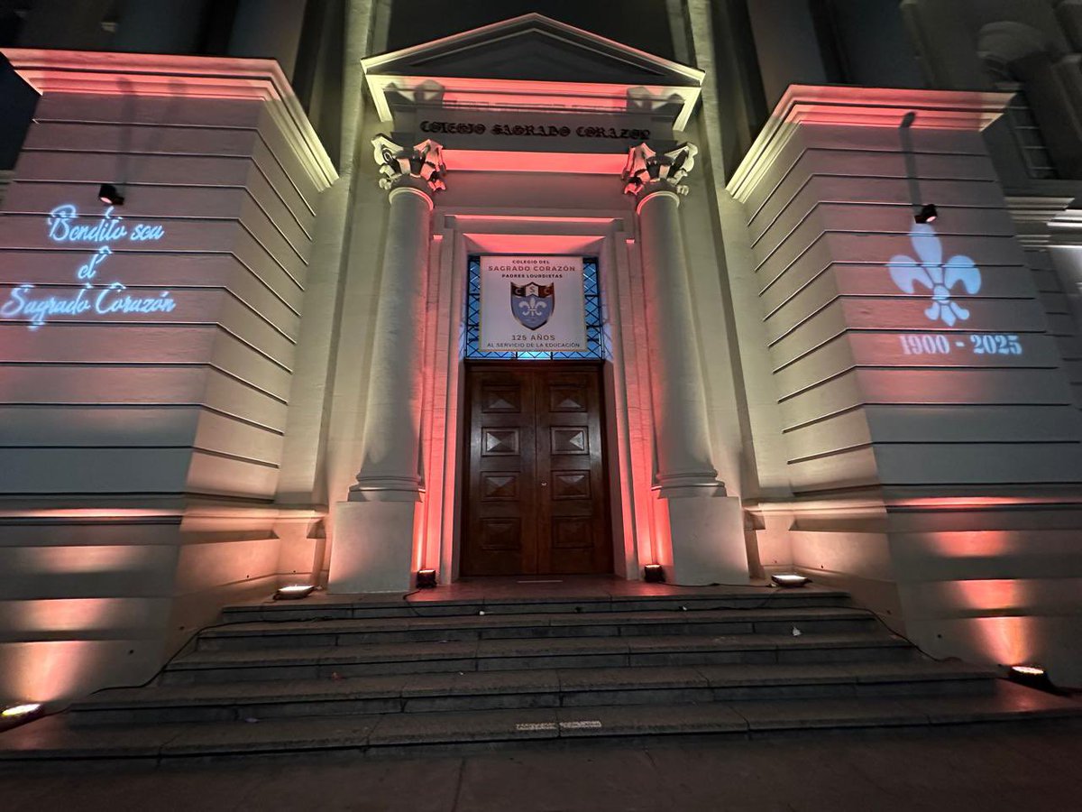 Asistí al 125° aniversario del Colegio del Sagrado Corazón, una institución que llevo en el corazón y donde se formaron mis hijos. 

Gracias por la invitación a compartir este día tan especial.
