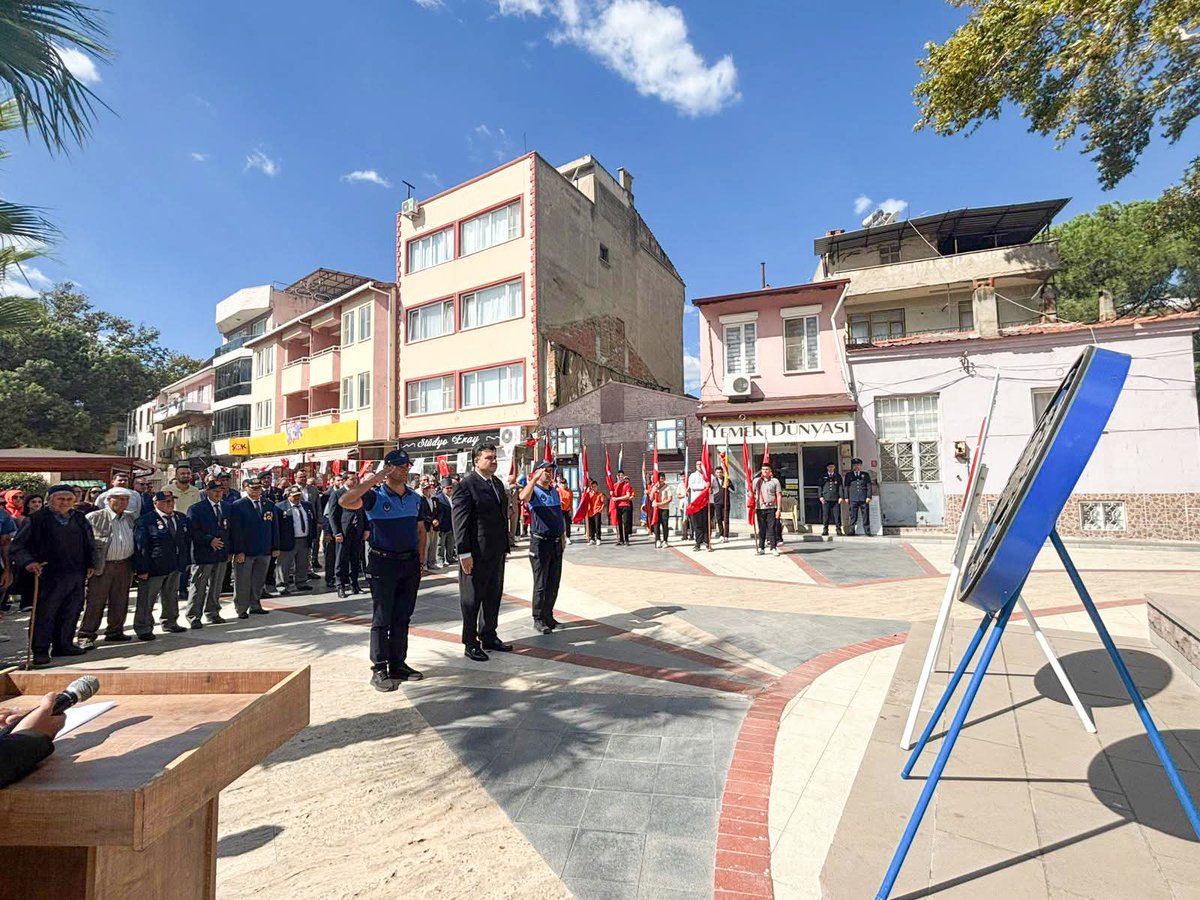 HavranBLD's tweet photo. 19 Eylül Gaziler Günü, 15 Temmuz Şehitleri Meydanında düzenlenen resmi törenle kutlandı.
 #19EylülGazilerGünü'nü kutluyor, aziz şehitlerimizi ve ebediyete intikal eden kahraman gazilerimizi rahmet ve şükranla anıyor, hayatta olan gazilerimize sağlıklı ömürler diliyoruz. https://t.co/9DiWcnZUnO