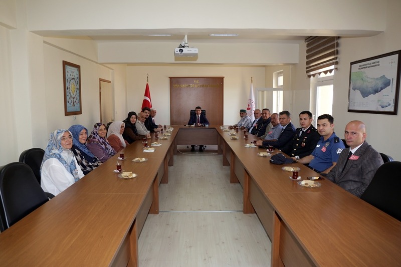 Halkapınar'da  "19 Eylül Gaziler Günü" düzenlenen törenle kutlandı.
Tören, Hükumet Konağı Atatürk büstüne çelenklerin sunumu, saygı duruşu ve istiklal marşının okunması 
Günün anlam ve önemini belirten konuşma, şiirlerin okuması ve gazilerimizin ağırlanması ile program sona erdi.