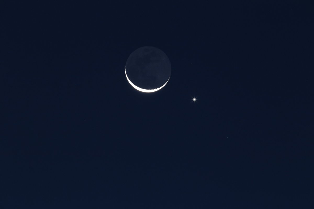 alexanderrogge's tweet photo. A waning crescent Moon danced in the sky with the planet Venus and the quadruple star-system Regulus in the constellation Leo this morning in the twilight before dawn. #Moon #Venus #Regulus #AlphaLeonis #Twilight #UnderneathTheStars #NightSky #Astronomy
https://t.co/jPMUlvZCzY https://t.co/hyD8fq0xh9