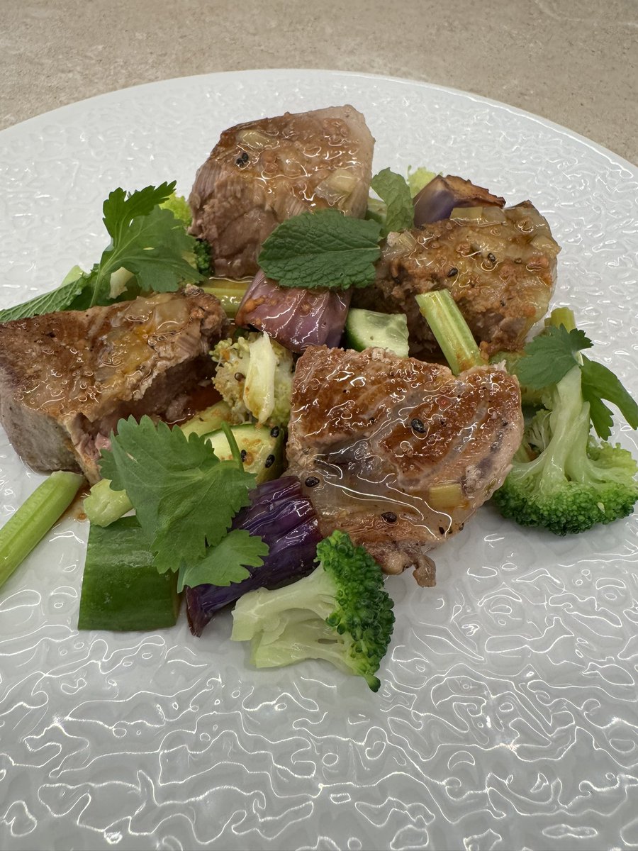 Atún en escabeche con salsa agrio picante, berenjena , apio y brócoli chino.