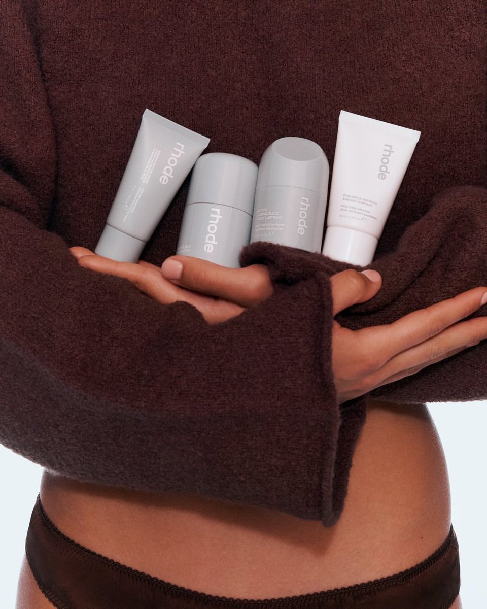 Segundo Priya Venkatesh, Diretora Global de Merchandising da Sephora, é difícil comparar a Rhode com a Fenty. Ela relembra que, quando conversou com Hailey Bieber pela primeira vez em 2020, durante a pandemia, a modelo ainda não tinha produto nem marca — apenas ideias. Desde