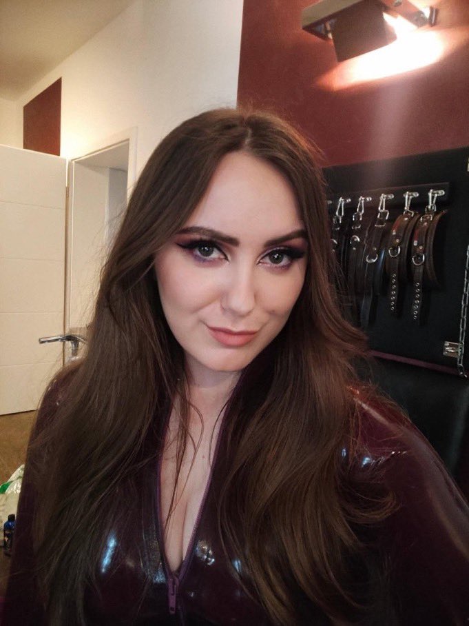 Du bist mein Haustier....du dienst unter meiner Macht.....Kragen um deinen Hals!!Du bist mein Hund🐕Gehorche und unterwerfe🧎🏻😈🥵🖤🫥🫧🌴📸
Telegramm: t.me/HerrinLuna