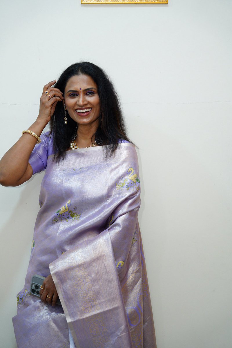 SingerKousalya's tweet photo. Saree draped, smile worn — my favorite accessories 💕

#sareelove 
#sixyardsofgrace 
#sareestyling 
#sareediaries 
#sareemood 
#sareeelegance 
#indianattire❤️ 
#traditionallook😍 
#EthnicVibes
#drapedinelegance 
#sareemagic 
#sareeandsmile 
#desiswag😎 
#timelesstradition https://t.co/VwtB0U5m7E