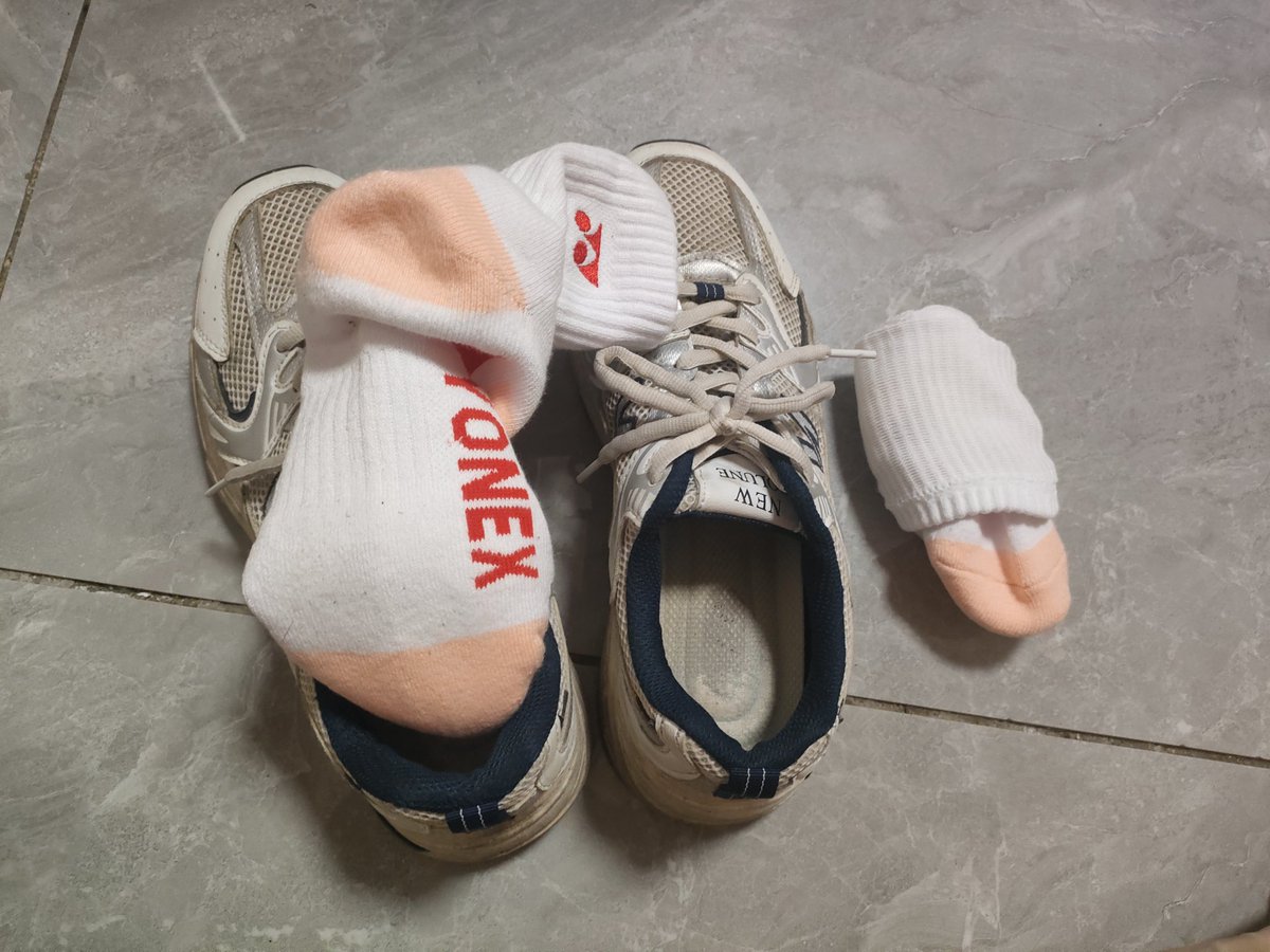 穿着羽毛球袜去跑步啦~
已经湿透，你可以塞进嘴巴里吗？
点个赞，三万粉丝开奖！