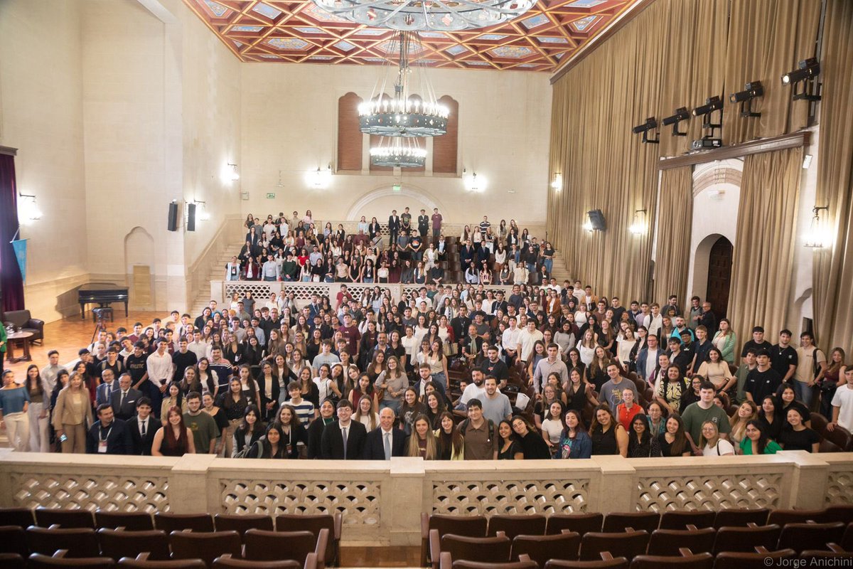 rlorenzetti's tweet photo. Con estudiantes de Derecho de la Universidad Nacional del Litoral @FCJS_UNL en el Congreso por los 10 años del Código Civil y Comercial de la Nación. https://t.co/WGVbDDqBsZ