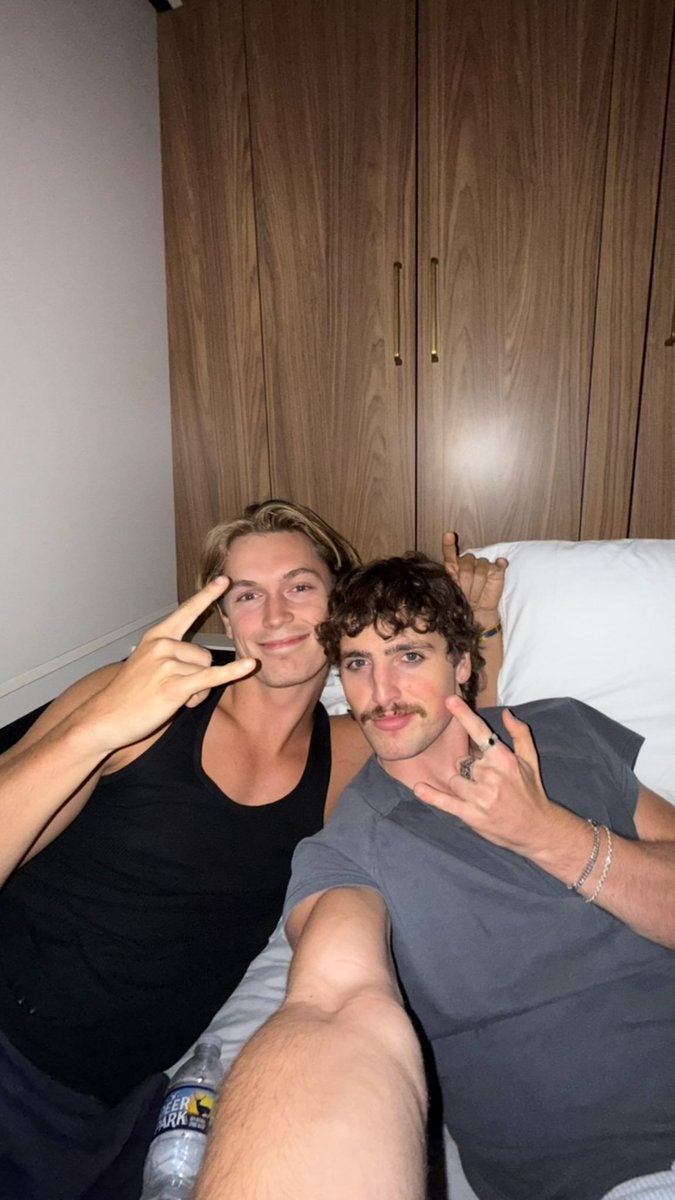 Benson Boone com seu amigo McLean Long. ❤️