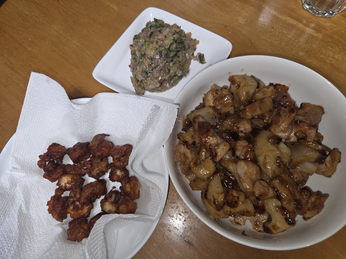 親が新人歓迎会でいないから自分で飯作った！
左下のタコの唐揚げはちょっと焦げた