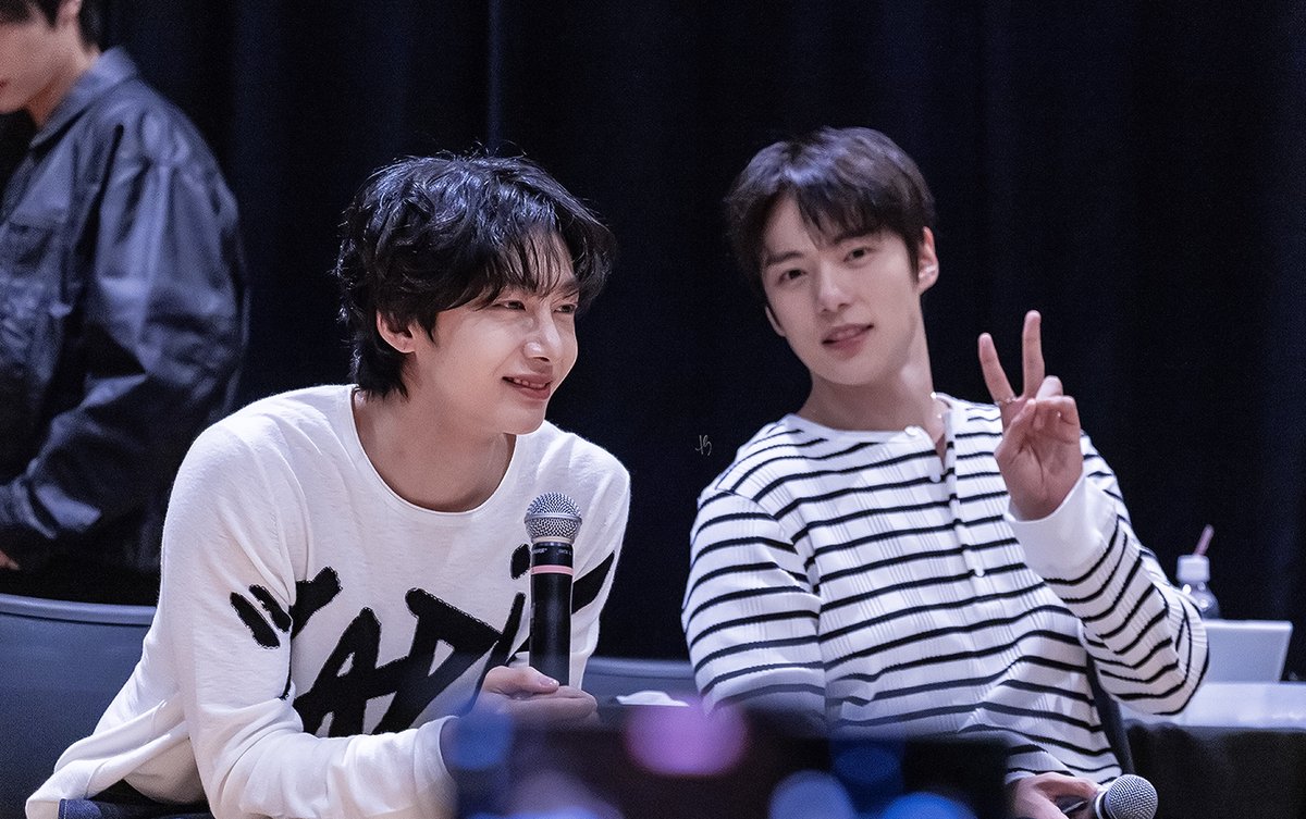 250919 타워레코드 일본팬사인회

민혁이가 이쁘게 브이해줬는데ㅠ
포커스가 안맞아서 아숩지만,,

#민혁 #MINHYUK #형원 #HYUNGWON #몬스타엑스 #MONSTA_X #MONSTAX