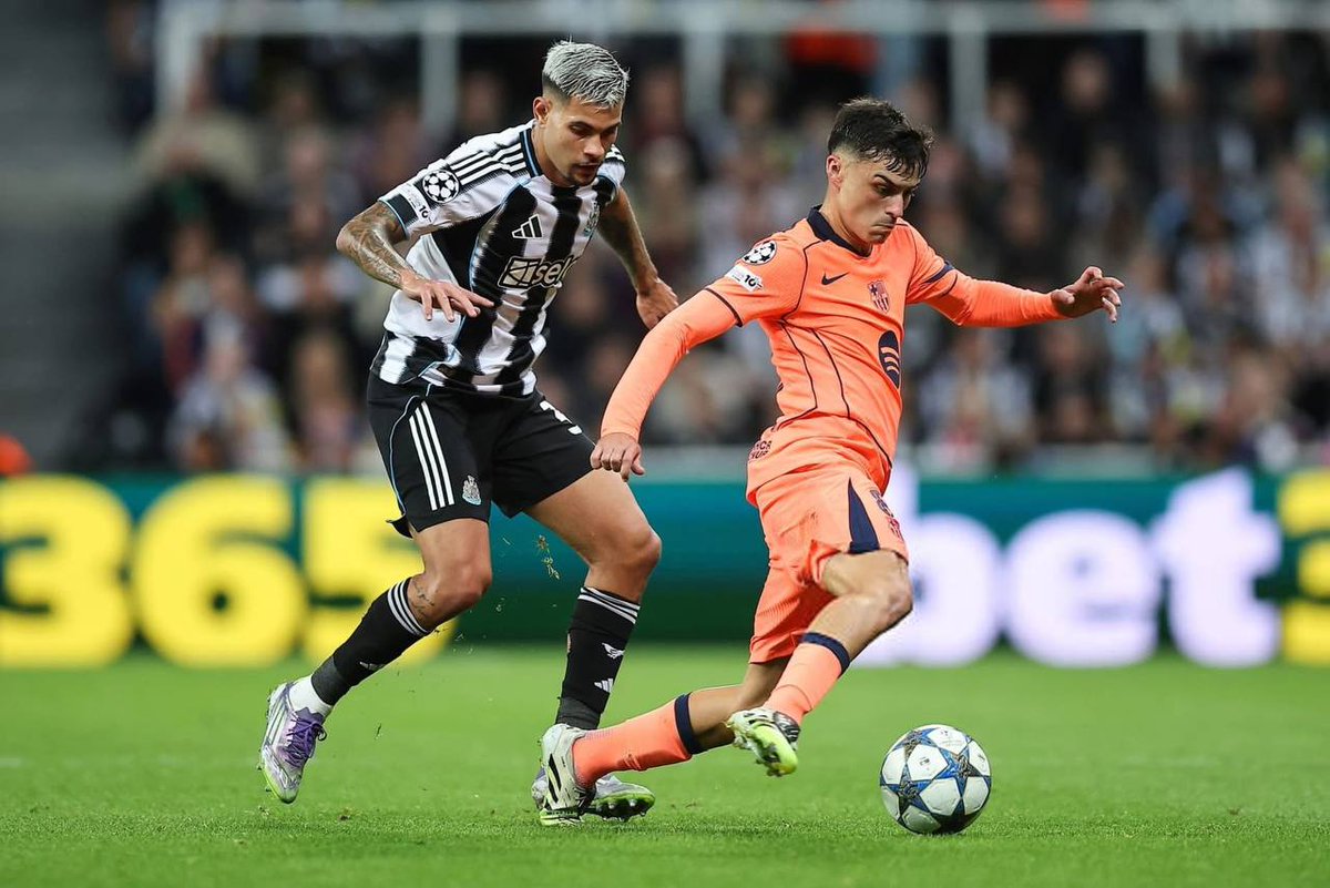 fcbaze's tweet photo. Guimarães: Barça çox bezdirici komandadır, çünki onlar hər zaman topa sahib olmaq istəyirlər. Onlar oyuna hakim olmaqdan, topa sahib olmaqdan heç zaman yorulmurlar. Elə komandadılar ki, sizi əsəblərinizi itirməyə məcbur edirlər, çünki topa az toxunduqca, siz çox yorulursunuz https://t.co/vhHghJy50A