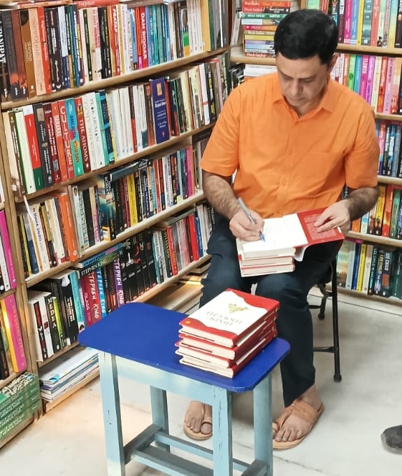 A wonderful evening at Jain Book Depot for the signing of Hindu Thought: A Foundation of Moral Living by Dr. Varun Gulati.

Heartfelt thanks to all who joined and made it memorable. 

#HinduThought #BookSigning