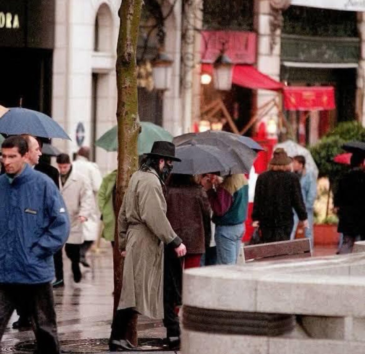 appleheadmj777's tweet photo. michael walking around in paris 1999 https://t.co/x8Y7hPgSo7
