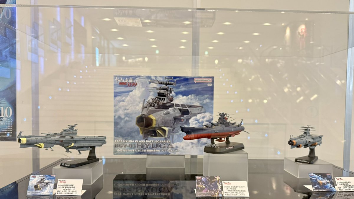 新宿ピカデリーの一階エントランスにて第四章上映を記念した特別展示を