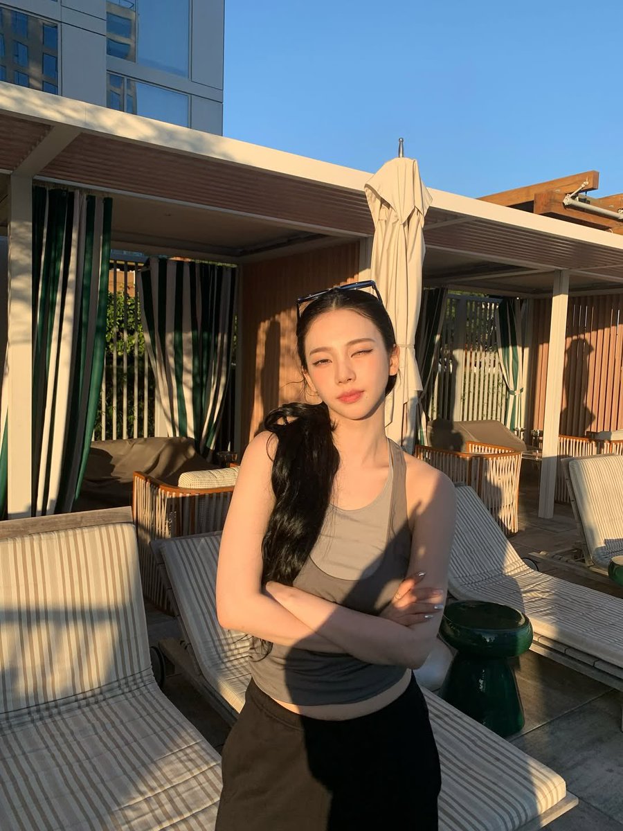 KARINA IS SO GIRLFRIEND CODED…..