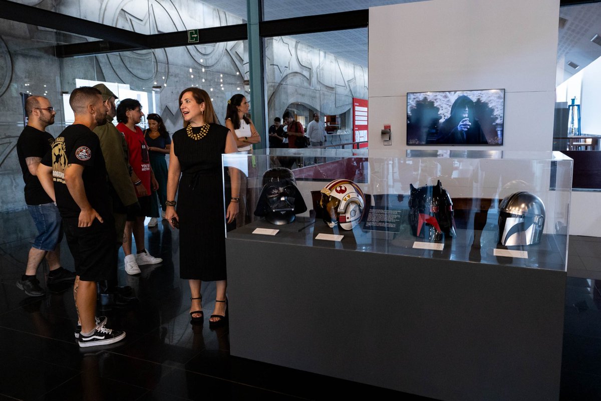 zaragoza_es's tweet photo. #StarWars invade el @CentroHistorias con la muestra 'La Legión 501. Un imperio solidario'. En ella podrás ver los trajes y accesorios de la Spanish Garrison, la representación oficial en España de la Legión 501, la mayor organización benéfica de fans del universo Star Wars.
Esta #exposición está vinculada al #TrainingDay, que se celebrará los próximos 26 y 27SEP y que tendrá como plato fuerte un gran desfile por las calles de Zaragoza.
Puedes visitarla hasta el 18ENE
Info. > https://t.co/evFkJKBWUG