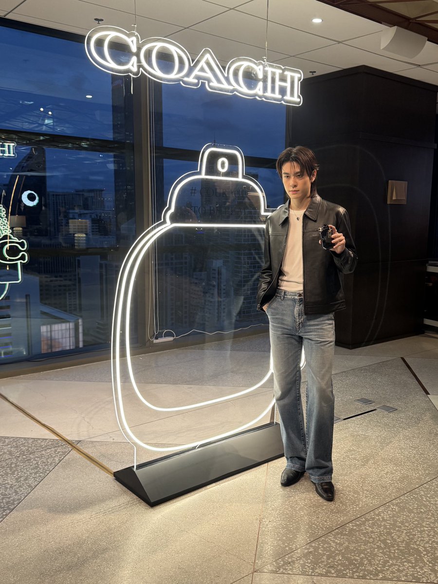 หล่อ ขายาว สามเมตรได้

JACKIE Contrast by COACH
#CoachfragrancexJACKIE
#coachfragrance