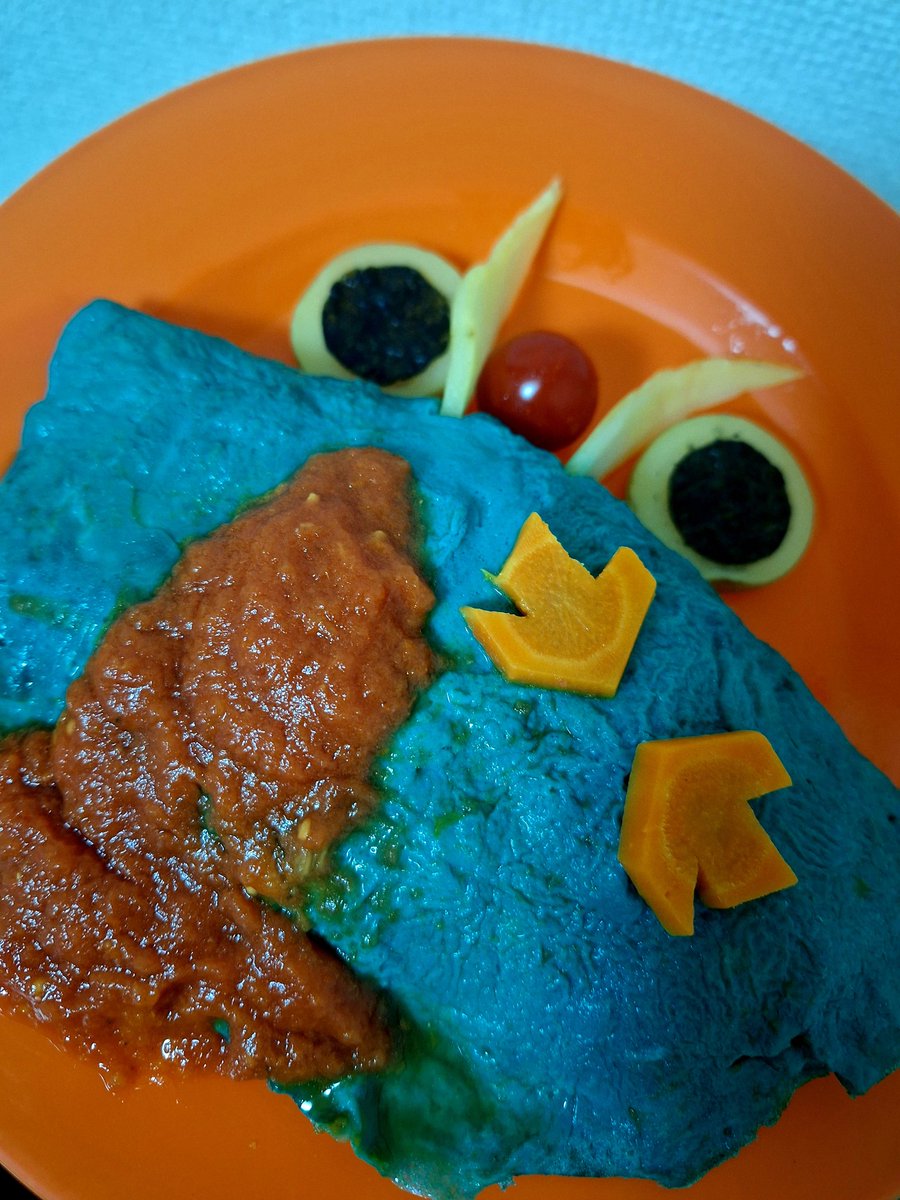 「出来た！
俺特製、ガッチャードオムライス！」

今日はニジゴンのサポートカードをガッチャしたから作ってみた笑
ちょい失敗したので今度はちゃんと材料を集めて作り直すぞー💪
トマトソース久々に作ったかも🍅
#仮面ライダーガッチャード
#仮面ライダー