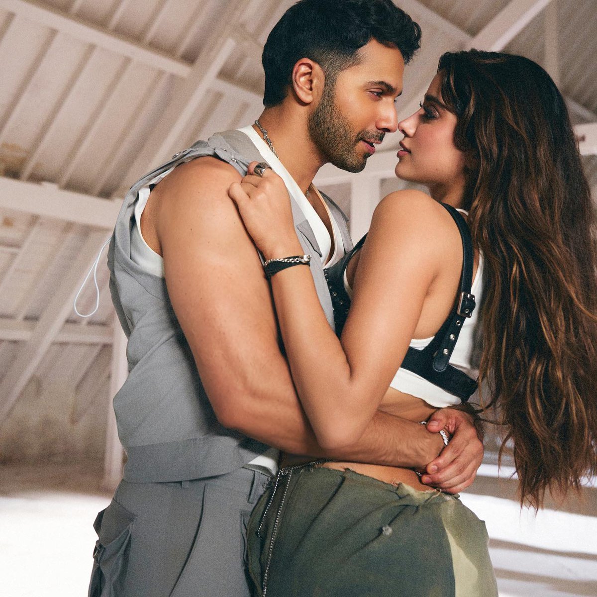FilmyGlamour's tweet photo. Varun Dhawan And Janhvi Kapoor Set The Screen Ablaze With Their Sizzling Chemistry In The New Song Perfect From Sunny Sanskari Ki Tulsi Kumari 🔥🎶
#VarunDhawan #JanhviKapoor #PerfectSong #SunnySanskariKiTulsiKumari #BollywoodMovies https://t.co/lN3pP8PCdv