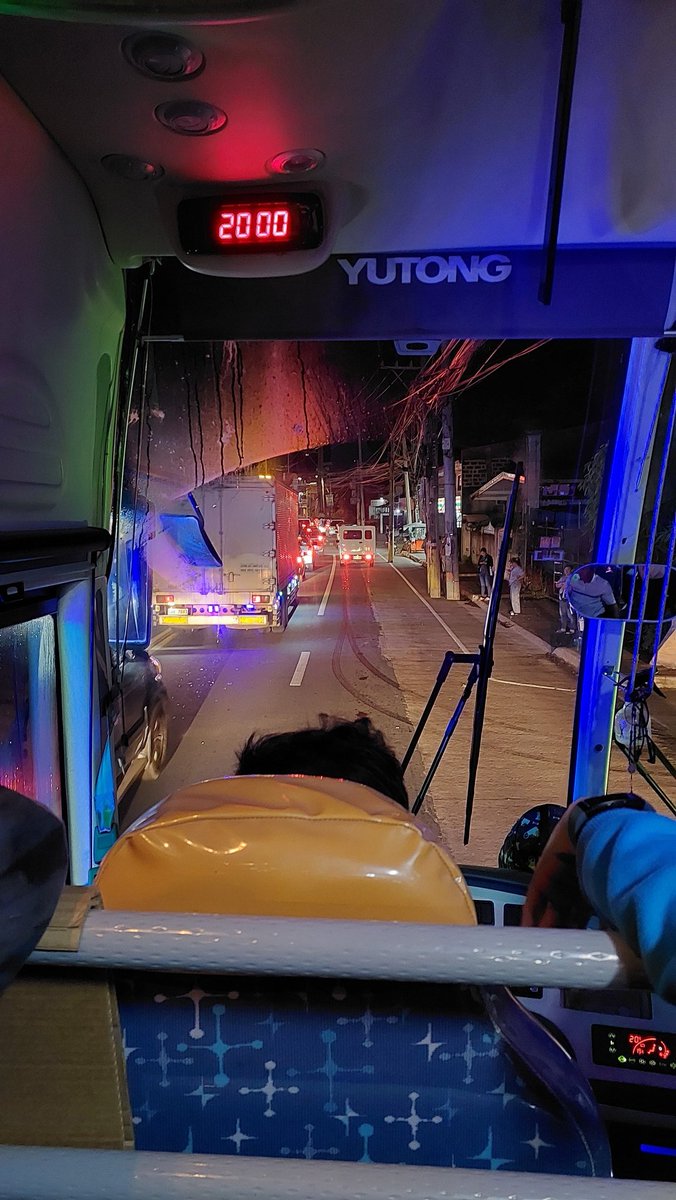 Aalis sa work nang mas maaga para iwas rush hour, only to get stuck in weekend traffic. 'Yung one hour travel time pagpasok sa work, times three ngayong pauwi, tapos ang pampalipas-oras sa biyahe, comedy show that is Senate. 🤦

Saang country ba the best magmigrate? 🤷‍♂️