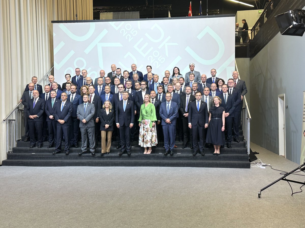 Family photo 📷

They just discussed how to limit new burdens on European businesses. Now, the session on simpler financial regulation has just begun.
#dkpol #dkøko #eu2025
