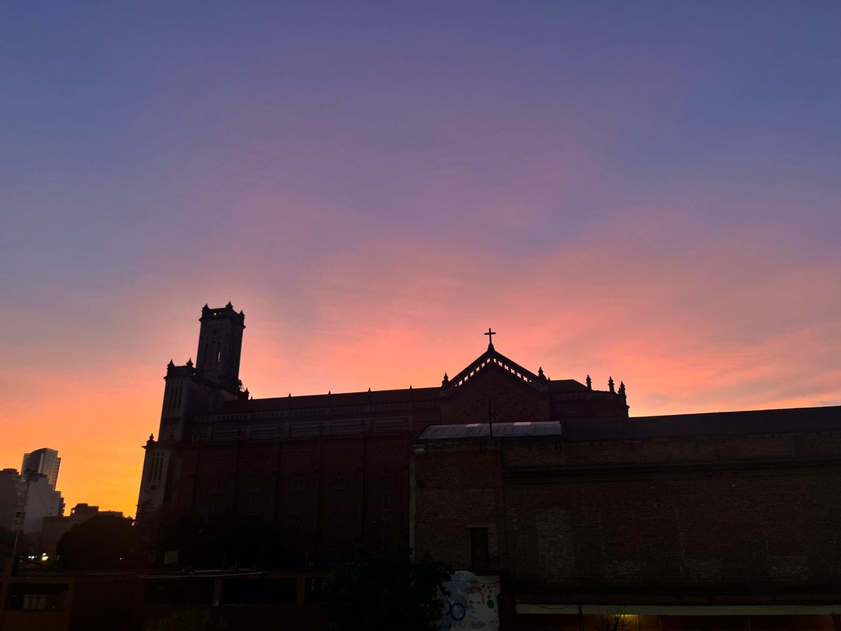 Yendo al cole 6.30, yo montada full profe y unas bellas muchachas volviendo de la gira (montadas full boliche). Las vueltas de la vida. Al menos el Pio nos regala este amanecer 💘