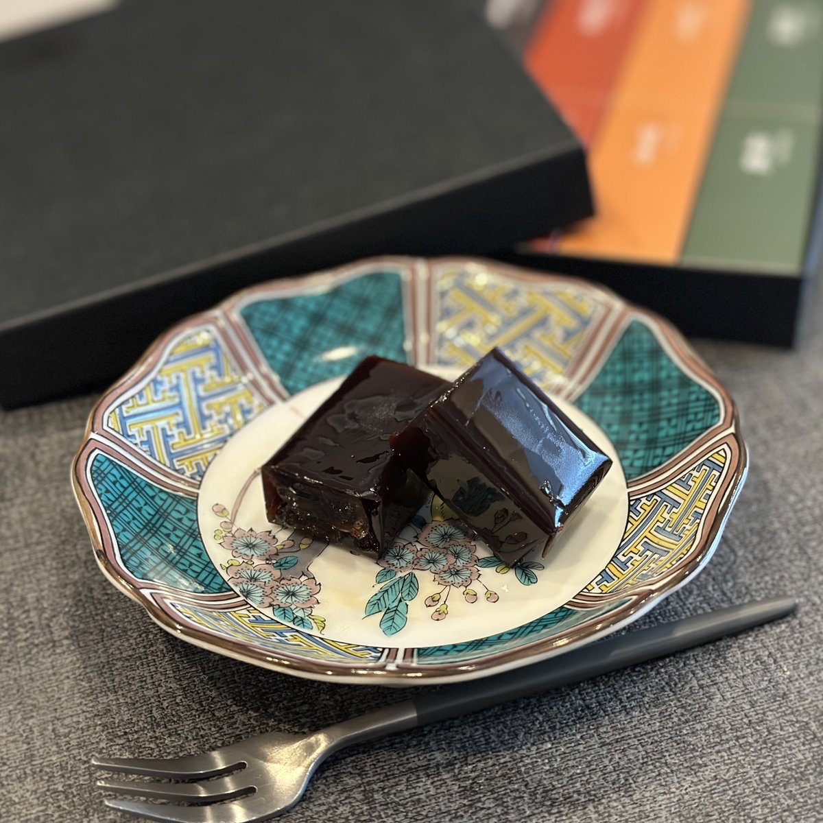 nap_vlog_'s tweet image. 虎屋の羊羹はカフェラテといただくのがおすすめです😳上品な甘さがよく合います。
お気に入りの九谷焼のお皿にのせるとより美味しそうに見えて嬉しい🪽
（先日夫が手土産でいただいたのでありがたく🫶🏼）