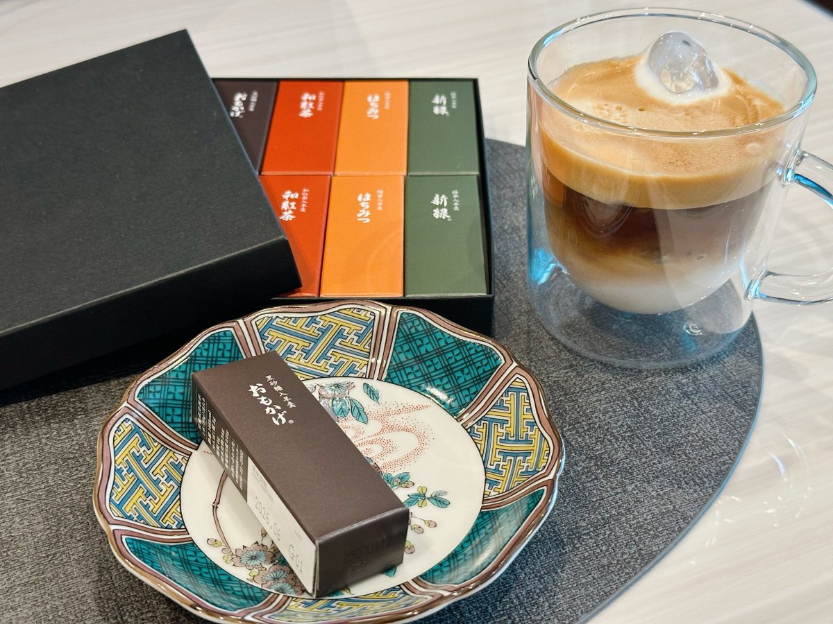 nap_vlog_'s tweet image. 虎屋の羊羹はカフェラテといただくのがおすすめです😳上品な甘さがよく合います。
お気に入りの九谷焼のお皿にのせるとより美味しそうに見えて嬉しい🪽
（先日夫が手土産でいただいたのでありがたく🫶🏼）