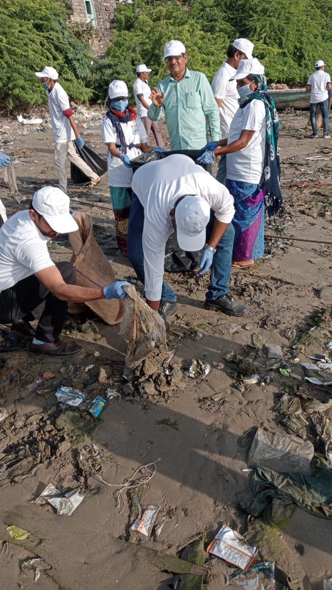 સ્વચ્છોત્સવ કાર્યક્રમ અંતર્ગત બેટ દ્વારકા ખાતે સુદર્શન સેતુ તેમજ આજુબાજુના વિસ્તારોમાં ગુજરાત પર્યાવરણ વ્યવસ્થાપન સંસ્થા , ગુજરાત પોલ્યુશન કંટ્રોલ બોર્ડ તેમજ ઓખા નગરપાલિકા ના સયુક્ત ઉપક્રમે સફાઈ અભિયાન ચલાવવામાંં આવ્યું.  #SevaParv  #Swachhotsav #SBMU_Gujarat