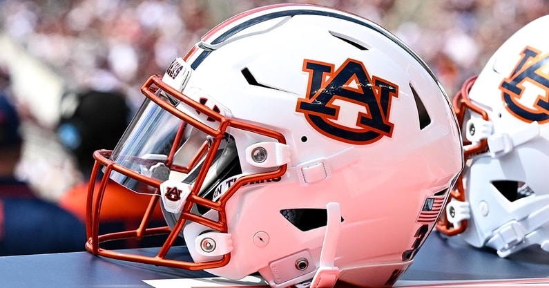 Former UCLA OL commit Cooper Javorsky has locked in an official visit to Auburn.

on3.com/teams/auburn-t…