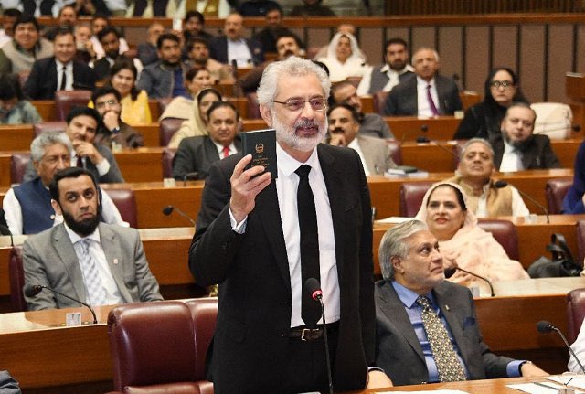 الیکشن چوری، انسانی حقوق کی دھجیاں، میڈیا کی زبان بندی، سیاسی و شخصی آزادیوں کا استحصال، چادر و چار دیواری کی پائمالی، اور بہت کچھ۔۔۔۔ اس سب کا ذمہ دار اگر کوئی ایک شخص ہے تو وہ یہ منافق اور منتقم المزاج شخص ہے، یہ فنکار اور مکار آئین شکن، آئین اُٹھا کر، پارلیمان میں اللّہ کے