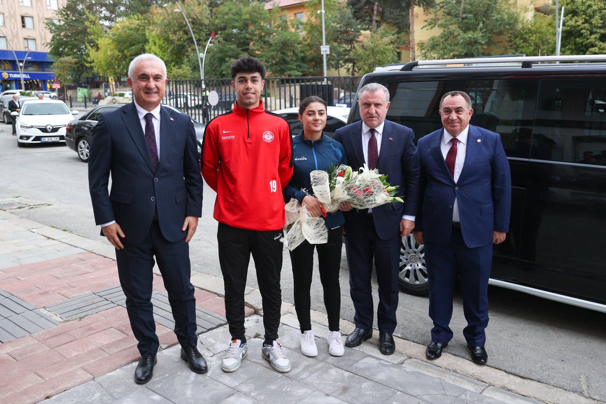 Mehmet Emin Şimşek (@eminsimsekmus) on Twitter photo Bir dizi ziyaret ve programlara katılmak üzere ilimize teşrif eden Gençlik ve Spor Bakanımız Sn <a href="/OA_BAK/">Dr. Osman Aşkın Bak</a> ’ın İl Valiliğimize gerçekleştirdikleri ziyarette AK Parti İl Başkanımız Sn <a href="/MelikEmre1/">Melik Emre</a> ve MHP İl Başkanı Sn Osman Yüce ile birlikte kendilerine refakat ettik. Bir dizi ziyaret ve programlara katılmak üzere ilimize teşrif eden Gençlik ve Spor Bakanımız Sn <a href="/OA_BAK/">Dr. Osman Aşkın Bak</a> ’ın İl Valiliğimize gerçekleştirdikleri ziyarette AK Parti İl Başkanımız Sn <a href="/MelikEmre1/">Melik Emre</a> ve MHP İl Başkanı Sn Osman Yüce ile birlikte kendilerine refakat ettik.