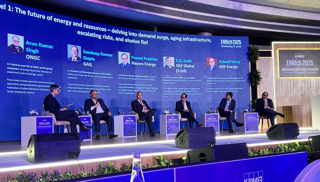 KPMGIndia's tweet image. #ENRich2024 | Sammy Ahmed, Partner &amp;amp; ENRC leader for Europe, Middle East &amp;amp; Africa, KPMG in Middle East: 𝗕𝘆 𝟐𝟎𝟓𝟎, 𝗜𝗻𝗱𝗶𝗮 𝗶𝘀 𝘀𝗲𝘁 𝘁𝗼 𝗲𝗺𝗲𝗿𝗴𝗲 𝗮𝘀 𝘁𝗵𝗲 𝘄𝗼𝗿𝗹𝗱’𝘀 𝗹𝗮𝗿𝗴𝗲𝘀𝘁 𝗿𝗲𝗳𝗶𝗻𝗶𝗻𝗴 𝗽𝗼𝘄𝗲𝗿𝗵𝗼𝘂𝘀𝗲.

While energy transition is a prevalent