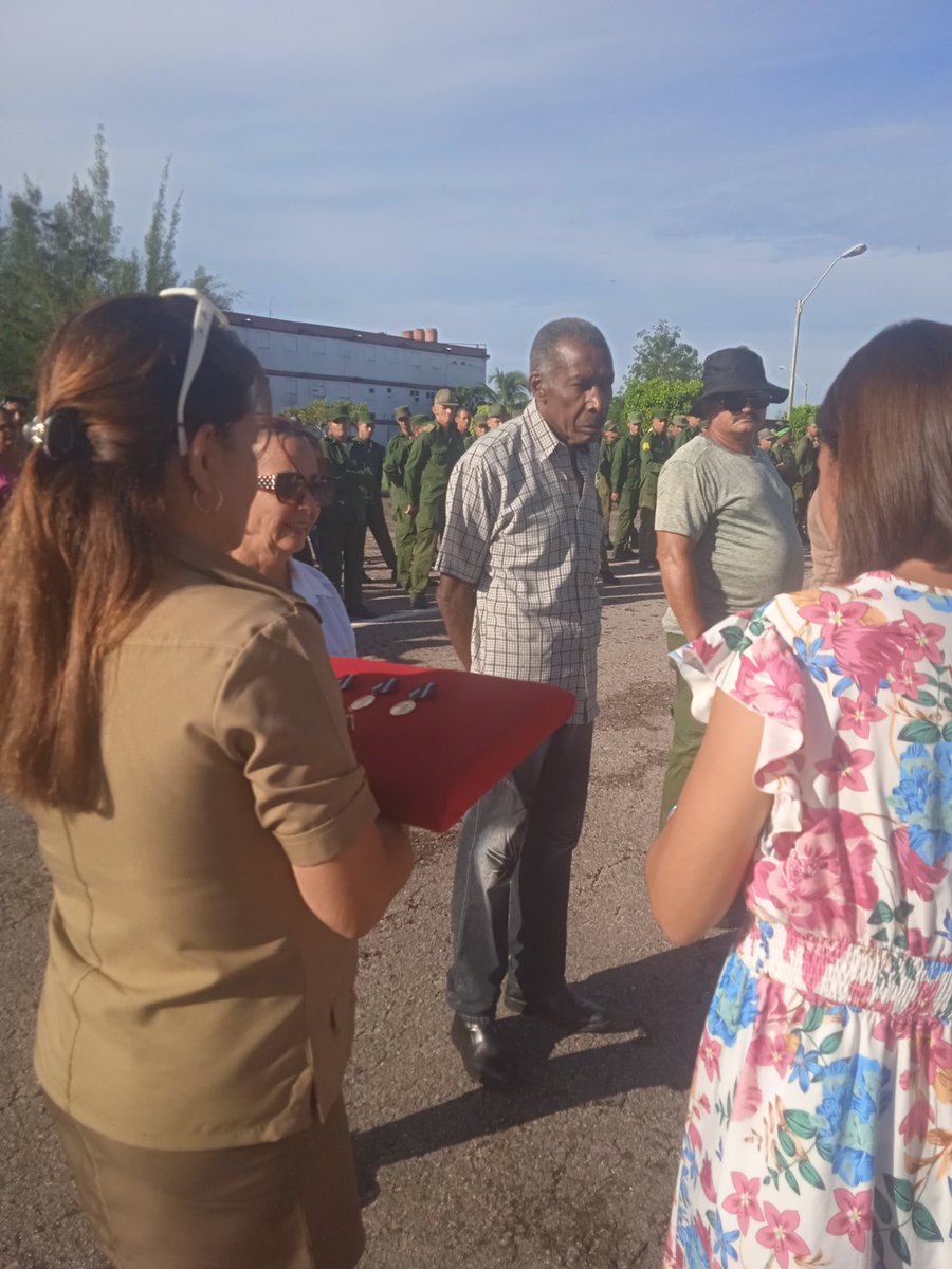 Entrega de condecoraciones y diplomas a trabajadores civiles de las FAR por su entrega y labor ininterrumpida en las FAR, en saludo al 54 Aniversario del SNTCD en la Región Militar de Villa Clara.
#FARCuba
#RegionMilitarVillaClara